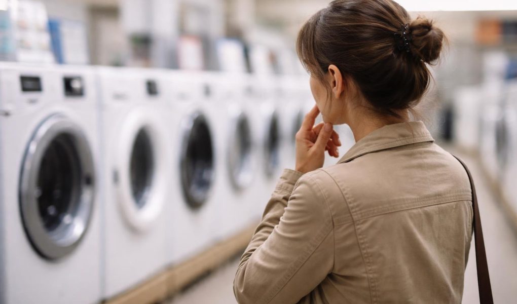personne-perplexe-lave-linges-magasin